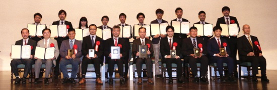 2017年度学会各賞受賞者 前列向かって左から，園元，上田，Ling，Lan，田谷，髙木，渡部，古賀，加藤，宮本， 後列向かって左から，中村，菊川，山野，落合，池田，林，袴田，小崎，中野，李（敬称略）
